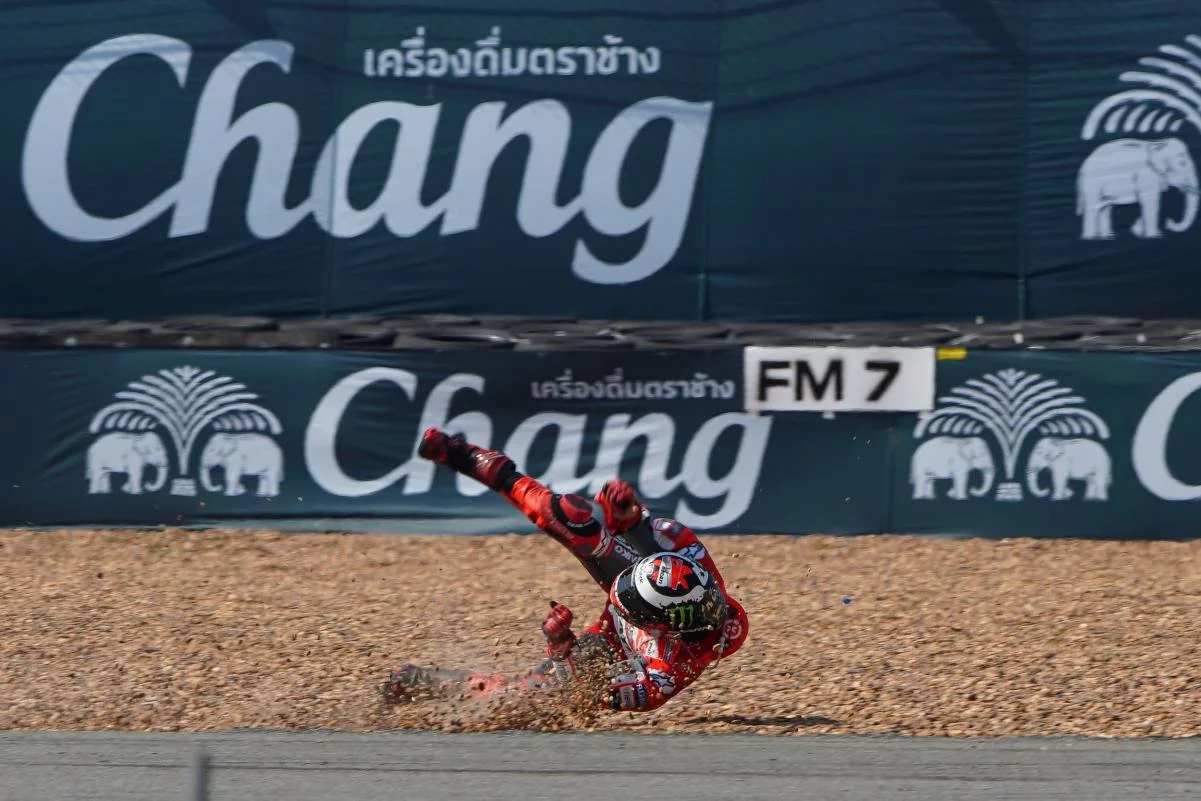 kecelakaan lorenzo di motogp thailand 2018
