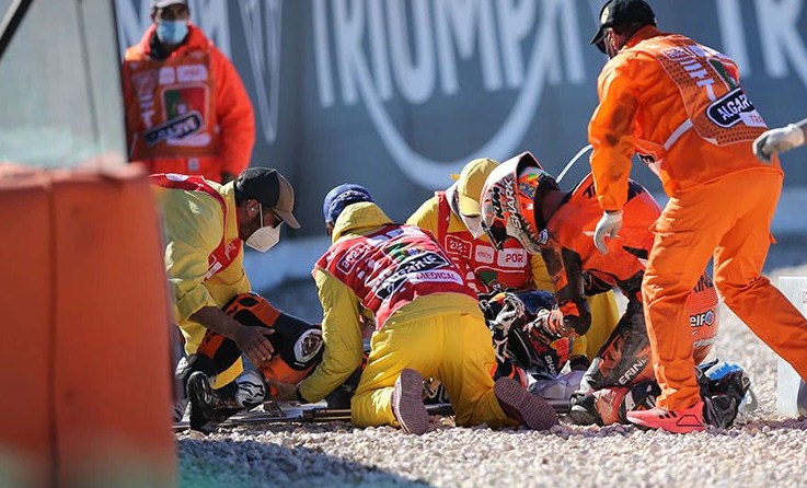 Tabrakan, Oliveira Dilarikan ke Rumah Sakit, Balapan Dihentikan – NontonMotoGP 6 Tabrakan, Oliveira Dilarikan ke Rumah Sakit, Balapan Dihentikan