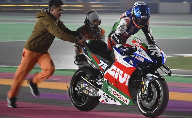 Kecelakaan Misterius Alex, Duga Asap Motor Oliviera Penyebabnya – NontonMotoGP 6 MotoGP Qatar: Kecelakaan Misterius Alex, Duga Asap Motor Oliviera Penyebabnya
