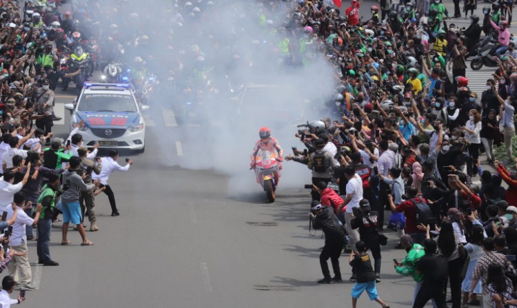Marquez Nekat Burnout Meski Tahu Dilarang – NontonMotoGP 6 Parade Jakarta: Marquez Nekat Burnout Meski Tahu Dilarang