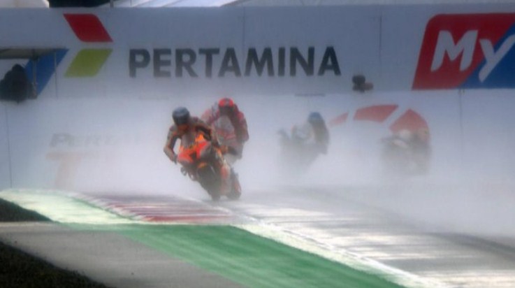 Pol Tikungan Kiri Tapi Belok Kanan – NontonMotoGP 6 Ganasnya Balapan Hujan Mandalika: Pol Tikungan Kiri Tapi Belok Kanan