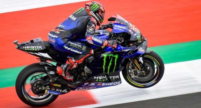 Motor MotoGP Modern Sangat Sulit Dikendarai – NontonMotoGP 6 Crutchlow: Motor MotoGP Modern Sangat Sulit Dikendarai Motor MotoGP modern sebenarnya sangat sulit dikendarai karenja banyak fitur dan saklar-saklar di stang yang membingungkan pembalap. Menurut juara dunia delapan kali, Marc Marquez, saat ini motor MotoGP menjadi faktor yang lebih penting dalam hal waktu lap dibandingkan dengan pebalap. Pria asal Spanyol itu tidak sendirian, karena pembalap lain juga memiliki pandangan serupa. Penguji Yamaha, Cal Crutchlow juga sependapat dengan yang diutarakan rider Repsol Honda, hanya saja mengungkapkannya dengan cara yang agak berbeda. Motor MotoGP modern semakin canggih demi memudahkan pembalap, tapi karena hadirnya banyak fitur dan ruas pada setang, hal ini terkadang menyulitkan pembalap. "Saya menemukan motor ini jauh lebih sulit untuk dikendarai sekarang dibandingkan beberapa tahun yang lalu," akui Crutchlow, seperti diberitakan Motorsort-Total.com. "Sekarnag Anda harus memikirkan banyak hal ketika berkendara. Anda sekarang punya sepuluh tuas dan tombol untuk segala macam hal di setang saja," jelas pria Inggris itu. Sementara Marquez berpikir teknologi telah memudahkan pembalap, Crutchlow punya pendapat sebaliknya. Rider Inggris itu dapat memahami sudut pandang Marquez dan mengatakan; "Sebenarnya, semua hal ini ada untuk membuat berkendara lebih mudah. Tapi karena Anda harus memikirkannya begitu banyak hal selama satu lap, itu menjadi sangat sulit," seru mantan rider LCR Honda itu. Setiap tahun akan selalu ada perkembangan teknologi yang disematkan pada motor balap MotoGP. (rs/gp)