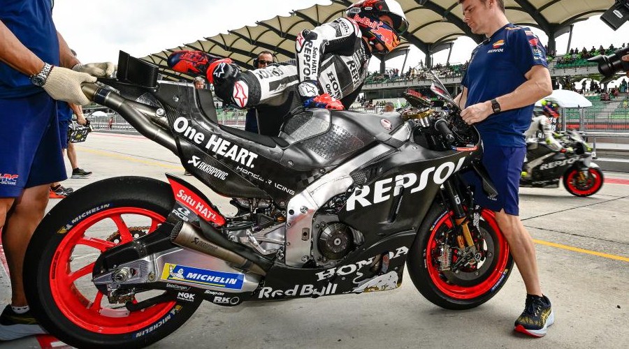 Marquez Buang Satu RC213V Hitam, Tak Mau Buka Alasan – NontonMotoGP 6 Tes Sepang: Marquez Buang Satu RC213V Hitam, Tak Mau Buka Alasan