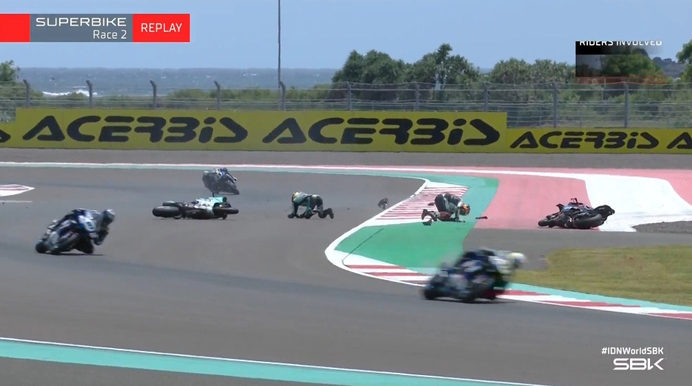 Red Flag! Race 2 Superbike Mandalika Dihentikan Sementara, Banyak Pembalap Kecelakaan – NontonMotoGP 6 Red Flag! Race 2 Superbike Mandalika Dihentikan Sementara, Dua Pembalap Kecelakaan