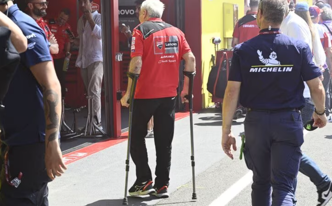 Bos Ducati MotoGP Jatuh Patah Jari Kaki, Kecelakaan Hindari Tabrak Kucing – NontonMotoGP 6 Bos Ducati MotoGP Jatuh Patah Jari Kaki, Kecelakaan Hindari Tabrak Kucing